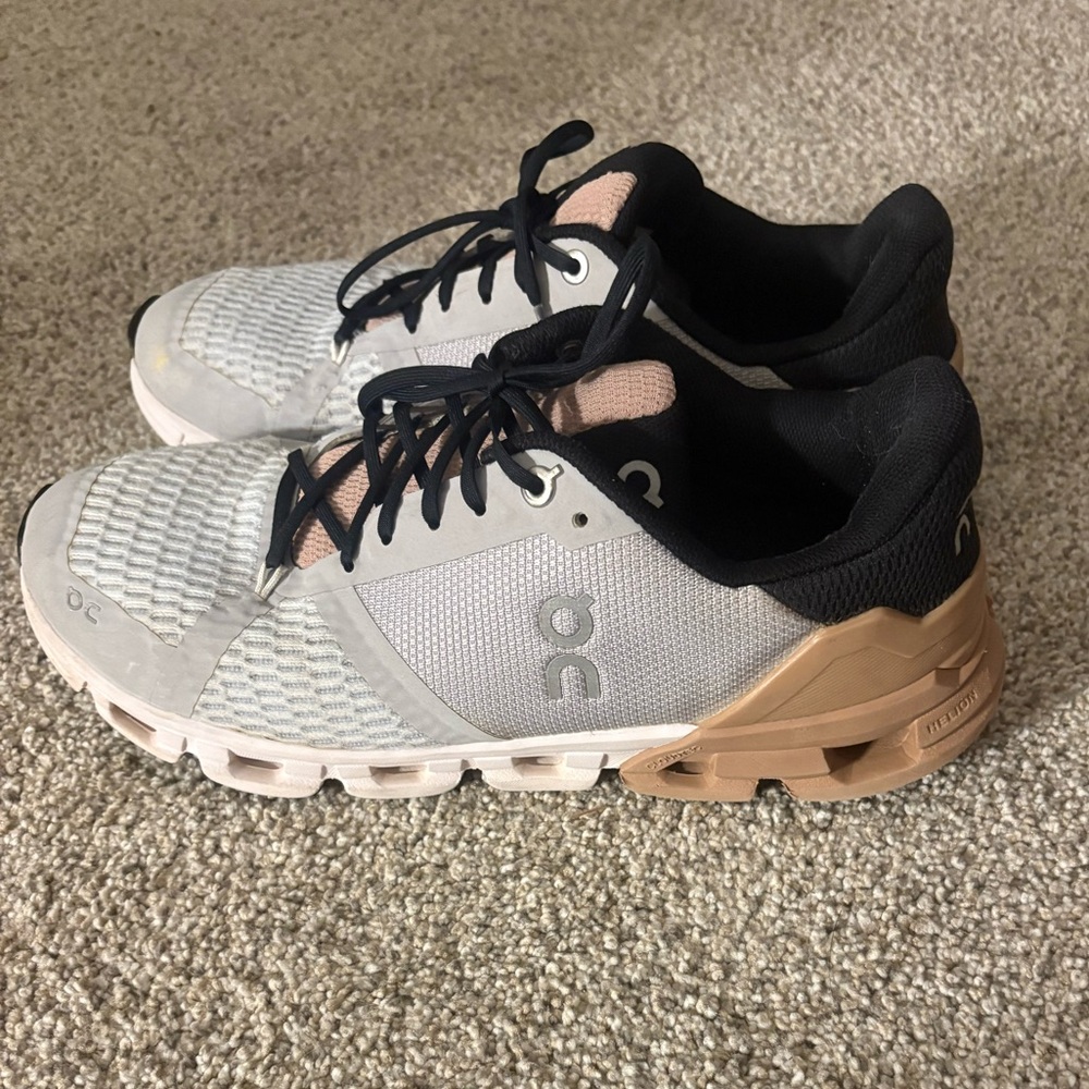 OnCloud Cloudflyer Glacier/RoseBrown, size women’s 8.5